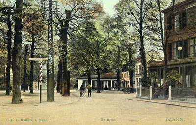 7275 Gezicht op de Brink te Baarn uit het oosten.